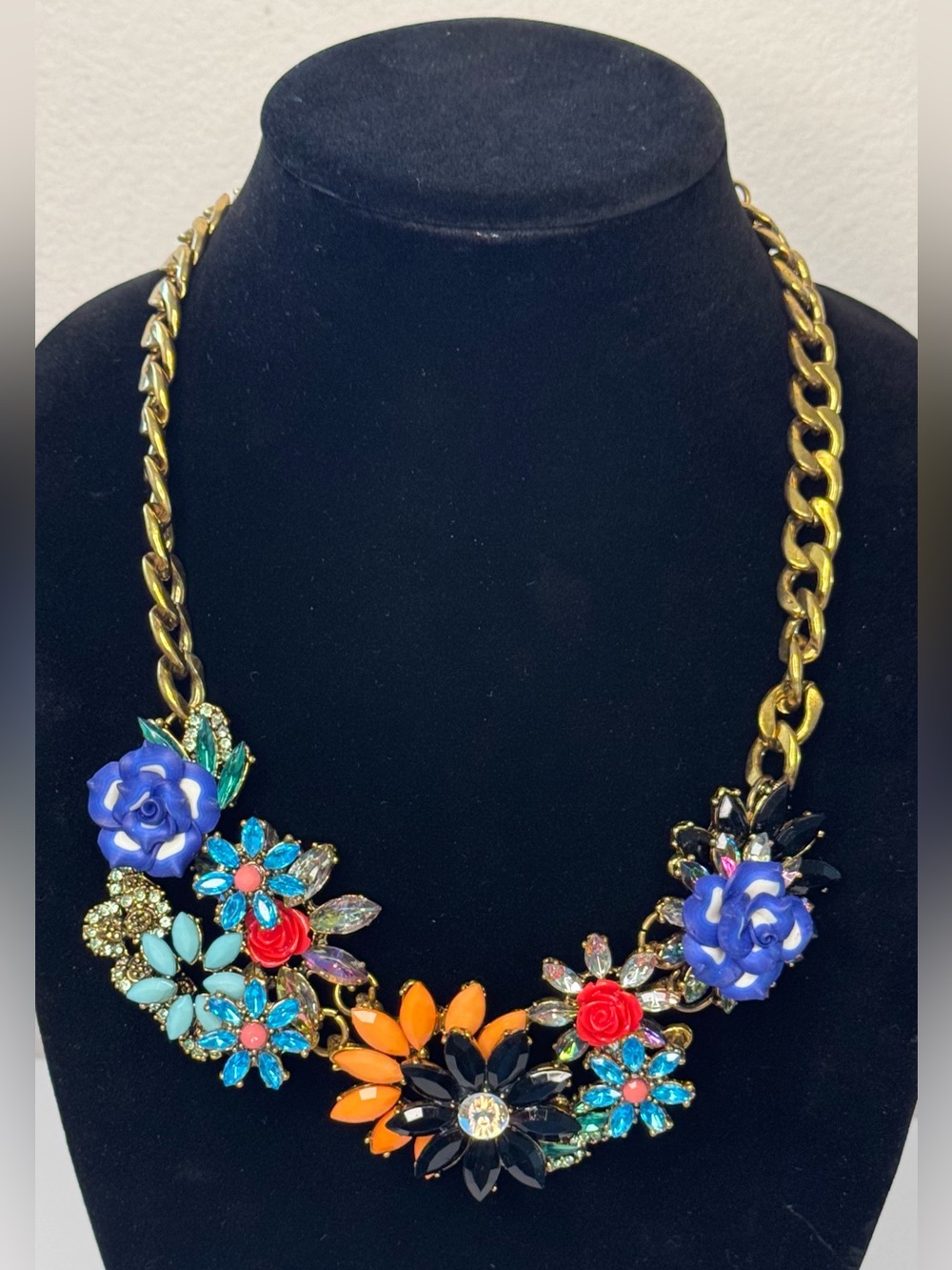 Flower Statement Necklace. NEW